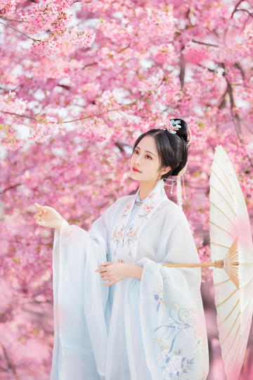 特朗普一系列关税调整政策背后，商业逻辑是什么？能用经济学原理解释吗？